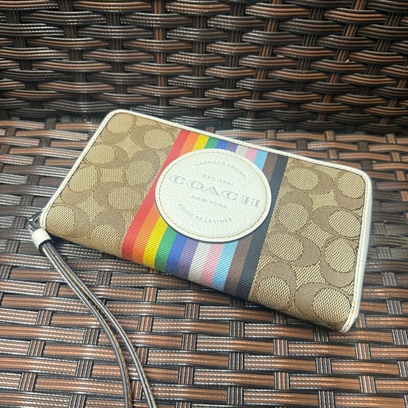 coach Dempsey Large Phone Wallet In Signature Jacquard With Rainbow CJ660 - Picture 4 of 7